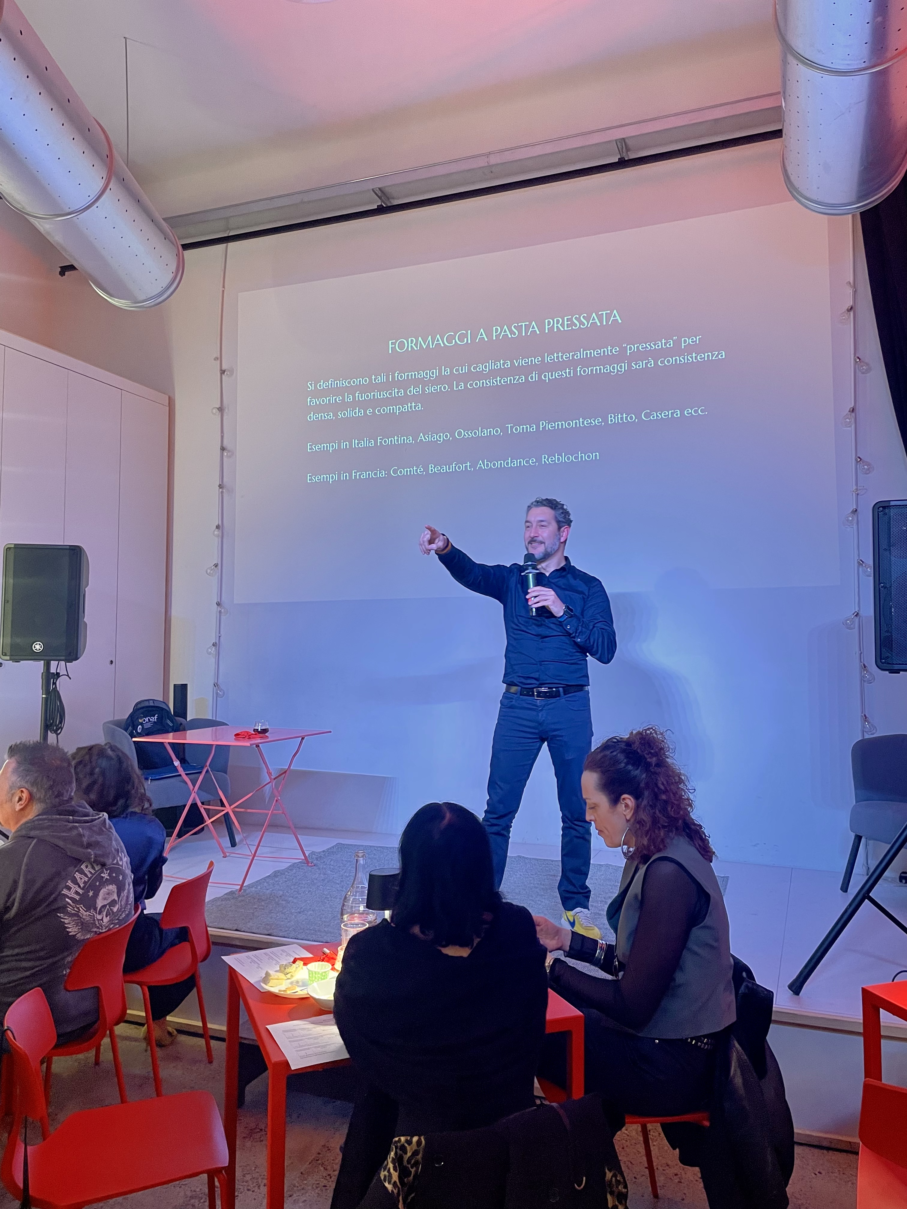 Momento al microfono durante l'evento HUG a Milano