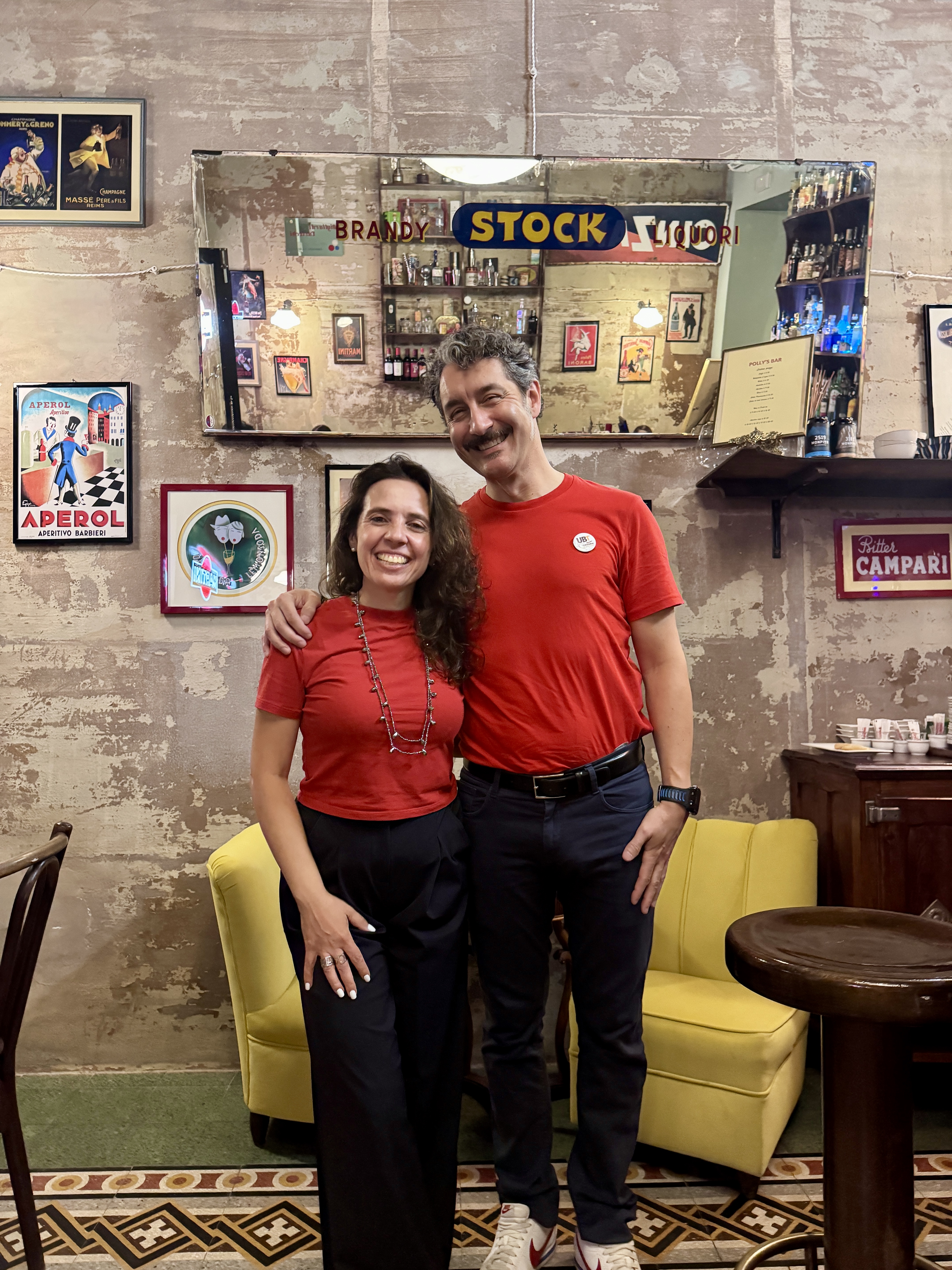 Il team Stefano Moraschini e Chiara Carolei con magliette rosse durante l'evento da Polly's Bar, Milano